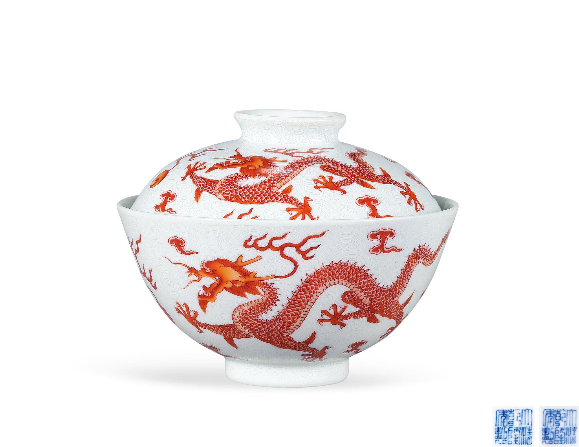清乾隆 粉彩白地軋道礬紅海水龍紋蓋碗
