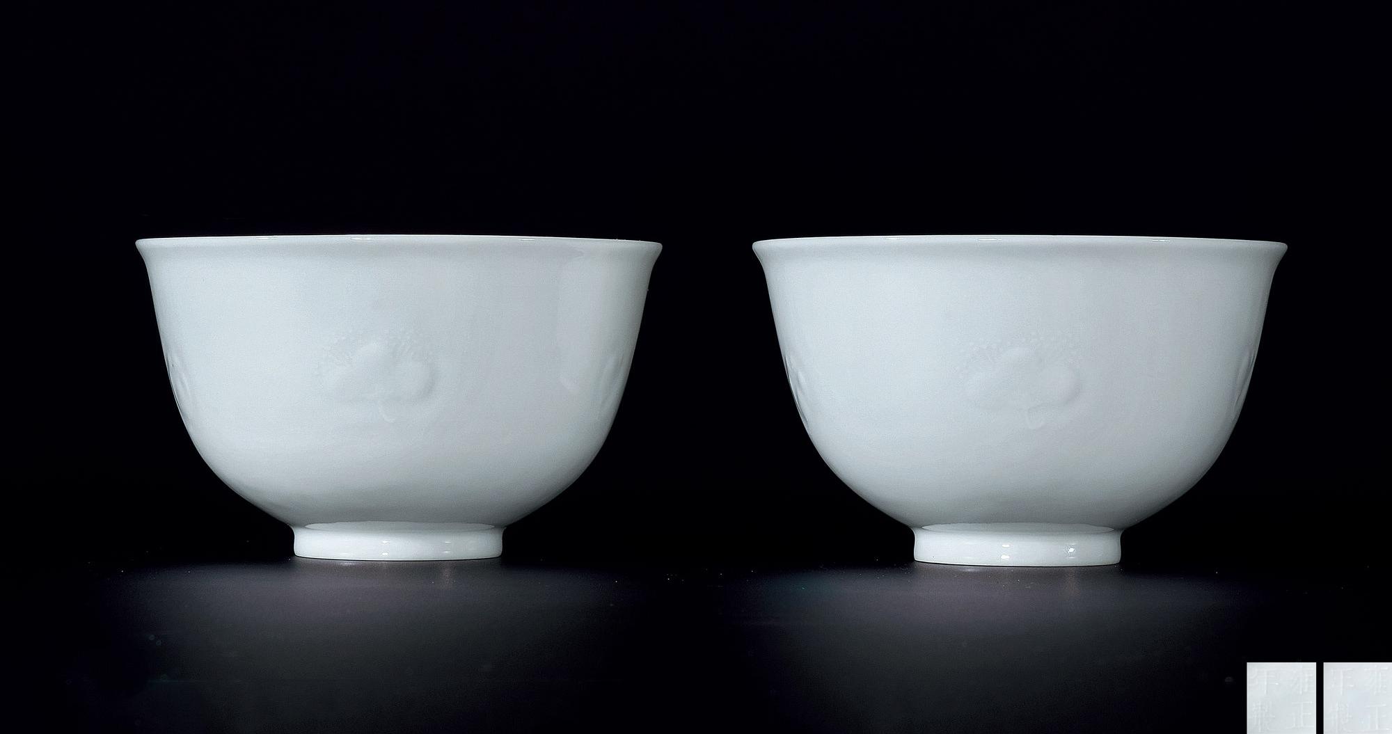 清雍正 白釉浮雕梅花紋小碗 （一對）